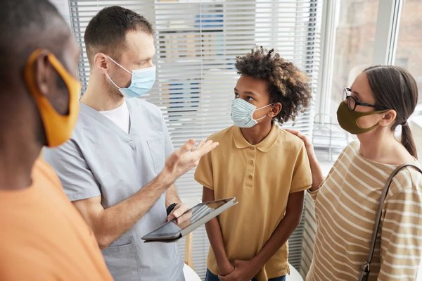 Comment les personnels de la clinique familiale traitent les patients ?