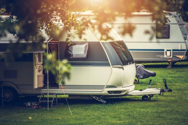 Les campings 5 étoiles proposent-ils des emplacements spéciaux pour camping-cars ?