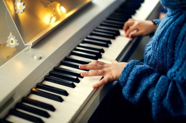 Cours de piano en ligne : quels avantages par rapport aux cours traditionnels ?